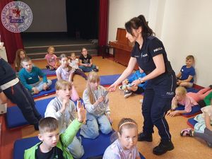 Zdjęcie kolorowe. Spotkanie w bibliotece