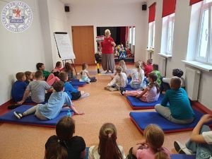 Zdjęcie kolorowe. Spotkanie w bibliotece