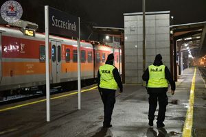 Zdjęcie kolorowe. Policjanci podczas działań Bezpieczny powiat