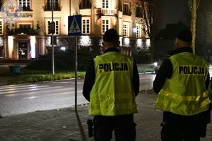 Zdjęcie kolorowe. Policjanci podczas działań Bezpieczny powiat