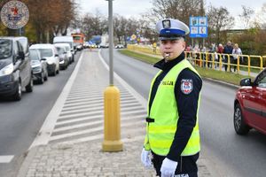 Zdjęcie kolorowe. Policjant ruchu drogowego