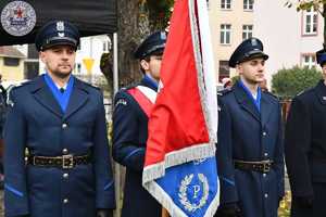 Zdjęcie kolorowe. Poczet sztandarowy Komendy Powiatowej Policji w Szczecinku