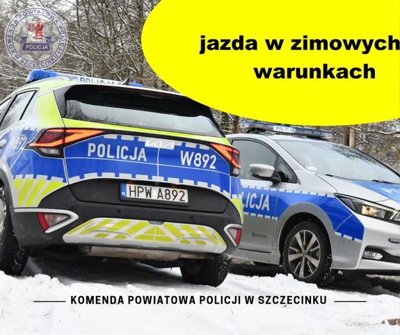 Zdjęcie kolorowe. Dwa radiowozy stojące w śniegu. W prawym górnym rogu na żółtym tle napis jazda w zimowych warunkach