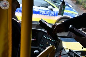 Zdjęcie kolorowe. kontrola stanu trzeźwości kierującego autobusem