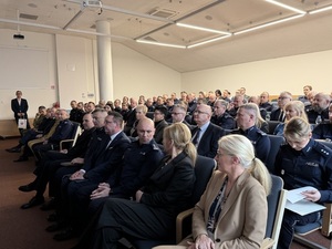 Zdjęcie kolorowe. Zdjęcie auli wypełnionej policjantami i zaproszonymi gośćmi