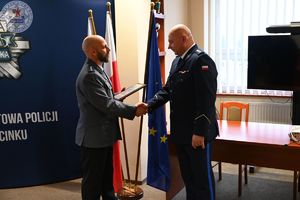 Zdjęcie kolorowe. I Zastępca Komendanta Powiatowego Policji w Szczecinku ściska dłoń Naczelnika WDŚ