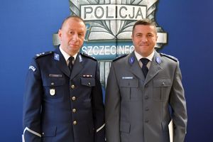 Zdjęcie kolorowe. Awansowany policjant (z prawej strony)  u boku Komendanta