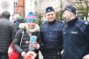 Zdjęcie kolorowe. Zdjęcie policjanta z wolontariuszami