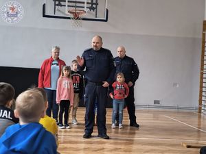 Zdjęcie kolorowe. Dzielnicowi na spotkaniu z uczniami