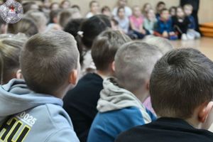 Zdjęcie kolorowe. Dzieci uczestniczące w spotkaniu