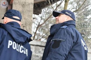 Zdjęcie kolorowe. Policjanci kontrolują pustostany