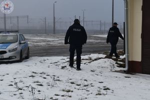 Zdjęcie kolorowe. Policjanci kontrolują pustostany