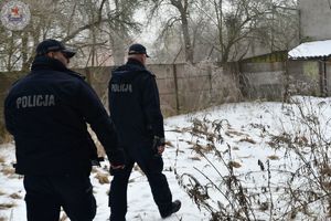 Zdjęcie kolorowe. Policjanci kontrolują pustostany