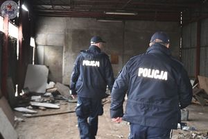 Zdjęcie kolorowe. Policjanci kontrolują pustostany