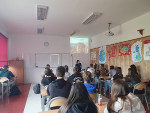 Zdjęcie. Spotkanie w klasie z udziałem policjantki