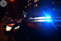 Zdjęcie kolorowe. Zdjęcie zrobione nocą, duże zbliżenie sygnału błyskowego koloru niebieskiego umieszczonego na dachu radiowozu