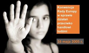 Zdjęcie kolorowe. Czarno białe zdjęcie - kobieta z wyciągniętą dłonią z prawej strony na pomarańczowym tle napis Konwencja Rady Europy w sprawie działań przeciwko handlowi ludzi
