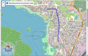 Zdjęcie kolorowe. Mapa Szczecinka z zaznaczoną trasą przemarszu