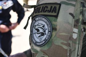 Zdjęcie kolorowe. Naszywka na mundurze Samodzielnego Pododdziału Kontrterrorystycznego Policji w Szczecinie