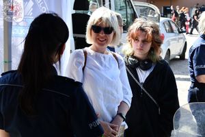 Zdjęcie kolorowe. Policjantka rozmawia z dwoma kobietami