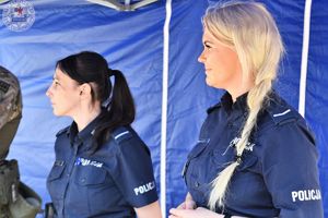 Zdjęcie kolorowe. Dwie policjantka