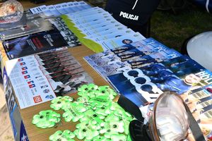Zdjęcie kolorowe.  Materiały promocyjne i informacyjne poukładane na stoliku