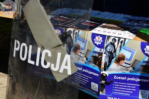 Zdjęcie kolorowe.  Materiały promocyjne i informacyjne poukładane na stoliku