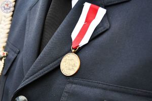 Zdjęcie kolorowe. Brązowy medal Za Zasługi dla Pożarnictwa przypięty do munduru
