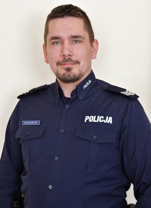 Zdjęcie kolorowe. Policjant