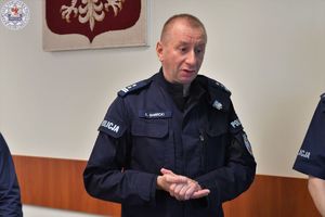 Zdjęcie kolorowe. Komendant Powiatowy Policji w Szczecinku
