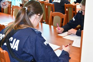 Zdjęcie kolorowe. Policjanci piszą test