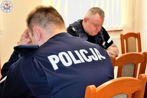 Zdjęcie kolorowe. Policjanci piszą test