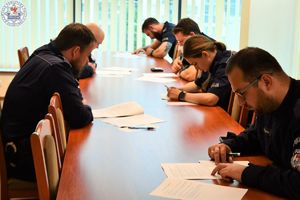 Zdjęcie kolorowe. Policjanci piszą test