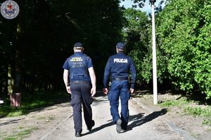 Zdjęcie kolorowe. Policjanci podczas patrolu pieszego
