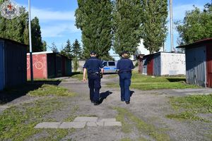 Zdjęcie kolorowe. Policjanci podczas patrolu pieszego