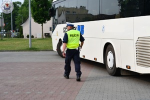 Zdjęcie kolorowe. Policyjna kontrola autokaru
