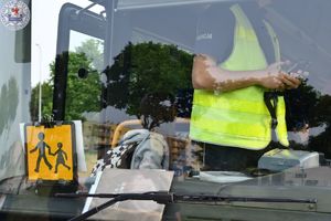 Zdjęcie kolorowe. Policyjna kontrola autokaru
