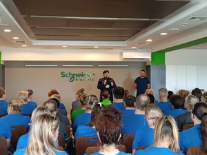 Zdjęcie kolorowe. Policjanci na spotkaniu z pracownikami Elda Schnaider Electric