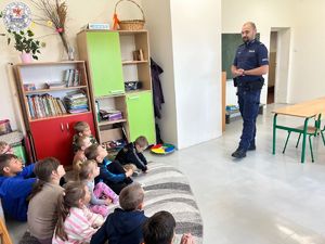 Zdjęcie kolorowe. Dzielnicowy rozmawia o bezpieczeństwie