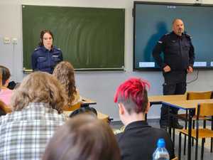 Zdjęcie kolorowe. Policjanci na spotkaniu