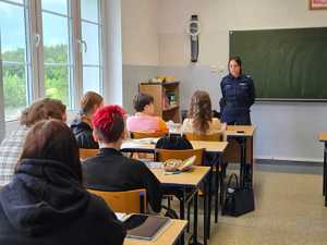 Zdjęcie kolorowe. Policjanci na spotkaniu