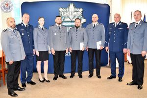 Zdjęcie kolorowe. Zdjęcie grupowe wyróżnionych i awansowanych policjantów