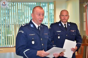 Zdjęcie kolorowe.  Komendant Powiatowy Policji w Szczecinku u jego boku zastępca komendanta