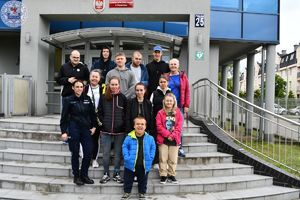 Zdjęcie kolorowe. Wspólne zdjęcia na schodach przed komendą