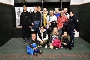 Zdjęcie kolorowe. Wspólne zdjęcie na strzelnicy