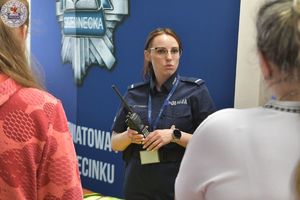 Zdjęcie kolorowe. Policjantka prowadzi spotkanie