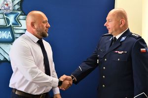 Zdjęcie kolorowe. Wspólne zdjęcie Naczelnika i Komendanta
