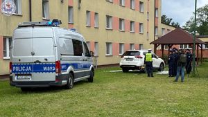 Zdjęcie kolorowe. Policjant ruchu drogowego na spotkaniu z uczniami