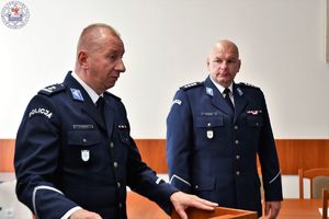 Zdjęcie kolorowe. Komendant i jego zastępca