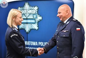 Zdjęcie kolorowe. Wręczenie rozkazu przez Komendanta Pani Komendant Komisariatu